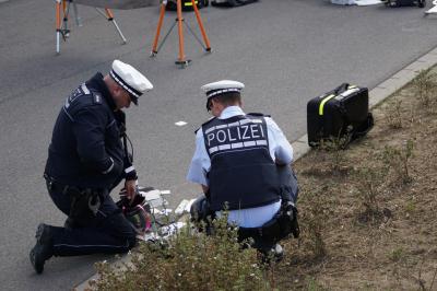 Mercedesfahrer faehrt gegen Hauswand der Motorworld in Boeblingen